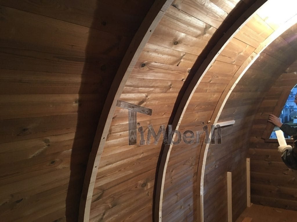 Die Breiteren Stützenden Holzbögen Für Die Isolierung Und Die Inneren Holzpaneele