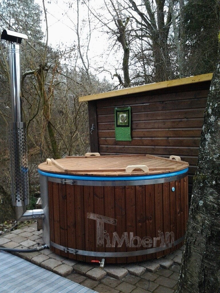 aussen jacuzzi mit integriertem ofen thermoholz wellness royal karlheinz weyarn deutschland 2