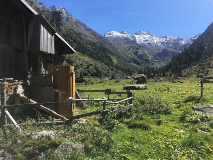 Outdoor-Holzdusche für Sauna oder Whirlpool, Christjohannes, Sufers, Schweiz 7 Outdoor Holzdusche Für Sauna Oder Whirlpool, Christjohannes, Sufers, Schweiz (2)