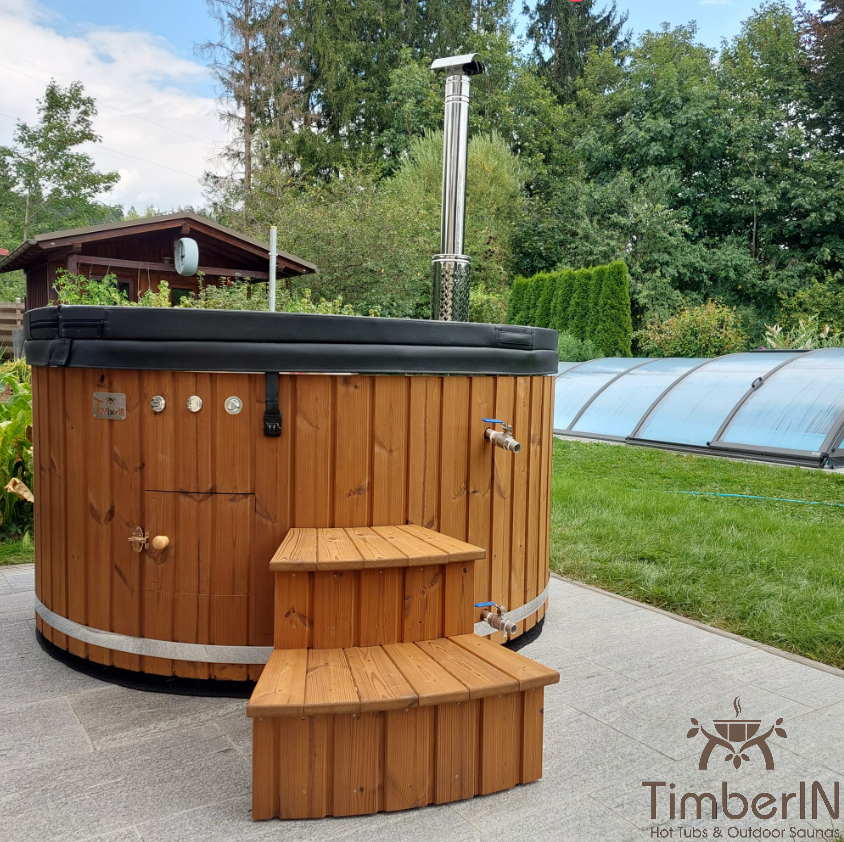 Badefass Hot Tube Whirlpool mit Holzofen – TimberIN Rojal 1